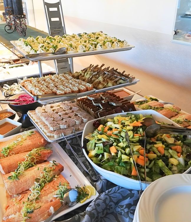 Sunnuntailounas Kaidanojan Kartanolla Pöytyällä