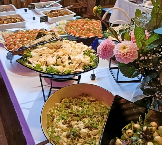 Catering- ja pitopöytä Kulhuan Paakari Kaidanojan Kartanolla